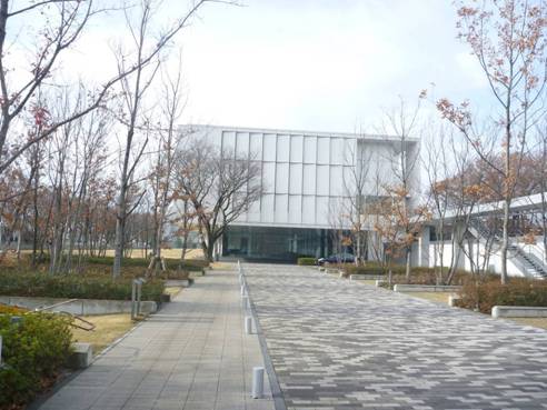 本館テクノステーションの正面口